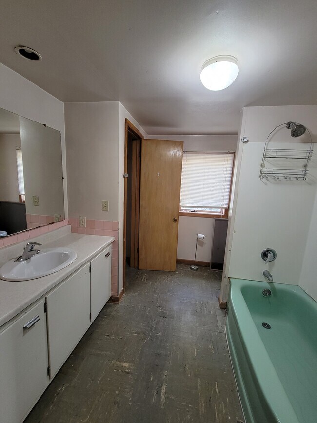 Building Photo - 524 8th Ave