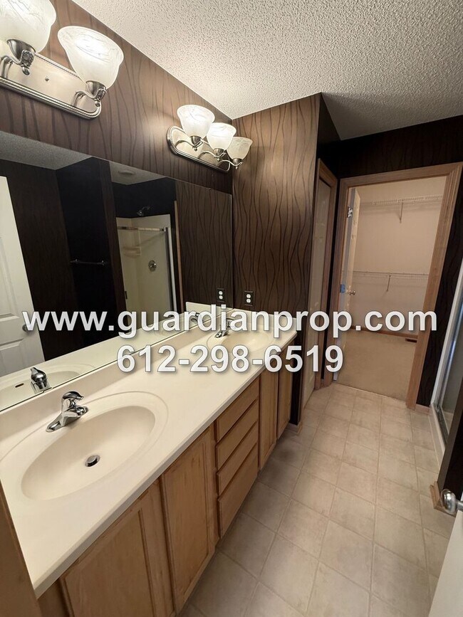 Building Photo - Townhouse in The Lakes of Blaine Available Now, Large Open Floor Plan, Lower Office, Large Balcony