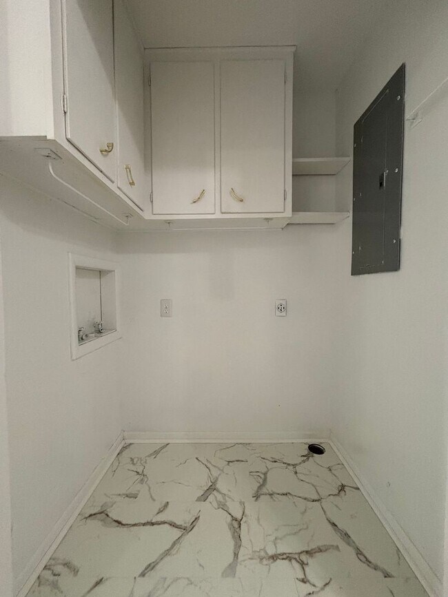 Building Photo - Rent this 3 Bedroom 1 Bath beautiful House...