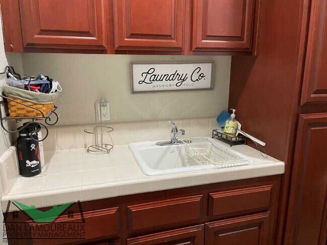 Building Photo - Executive Home in Gated Community Wildwings