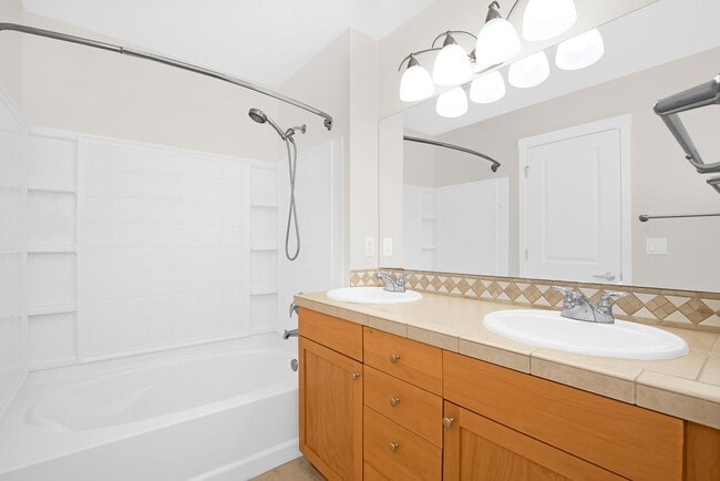 Building Photo - Kirkland Rose Hill - 2 Bedroom Plus Office & Bonus Room & Garage