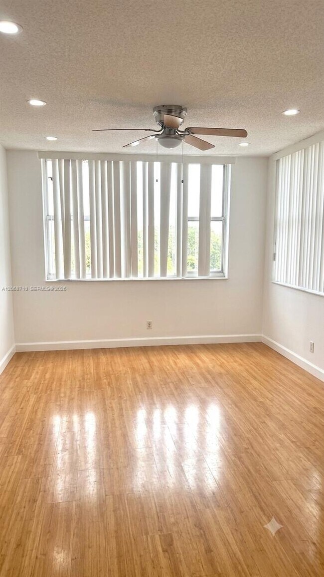 Building Photo - 4400 Hillcrest Dr