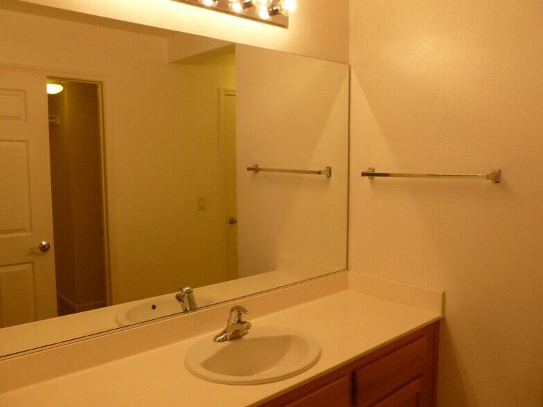 Building Photo - 23 E Agate Ave