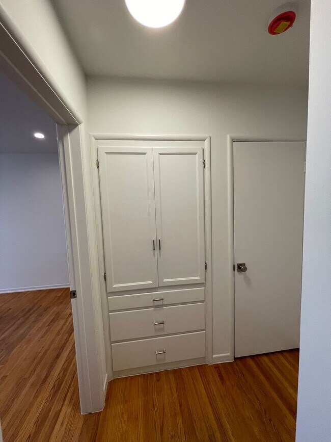 Building Photo - 1059-1059 S Genesee Ave