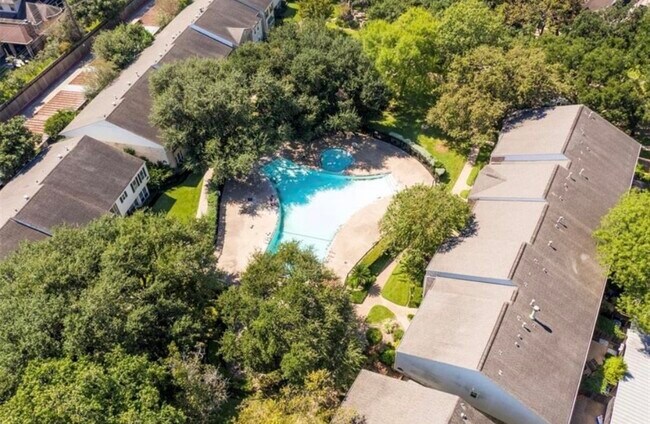 Building Photo - 13050 Trail Hollow Dr