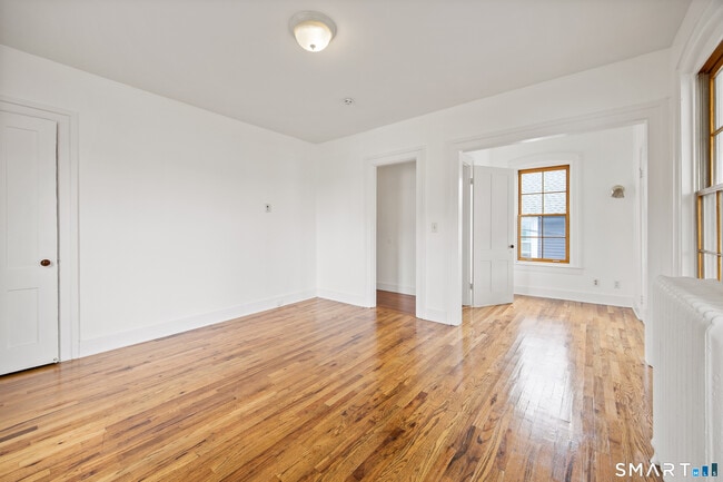 Building Photo - 226 Meadow St