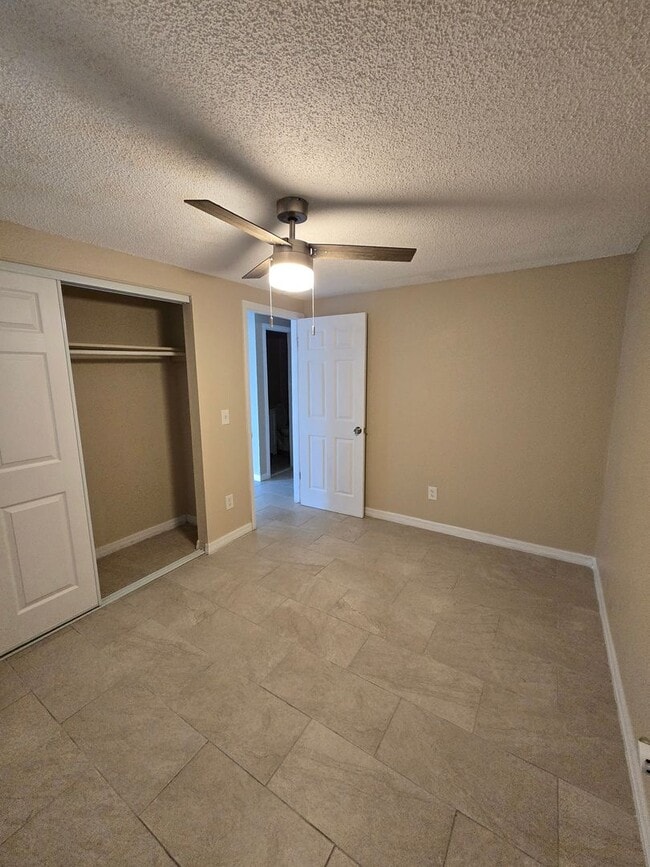 Building Photo - 2 BEDROOM 1 BATH NEAR USF