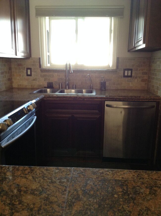 Building Photo - Stunning Townhouse on Mission Boulevard of Fremont