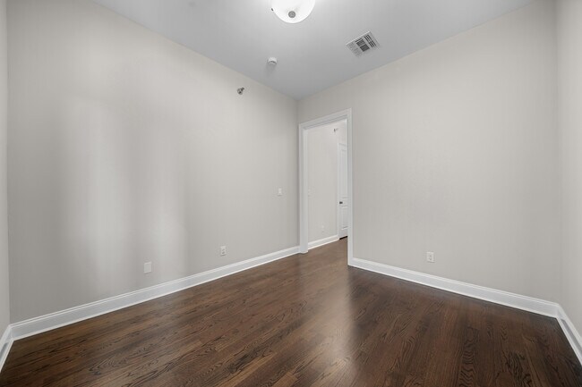 Building Photo - 1600 Kaufer Ln