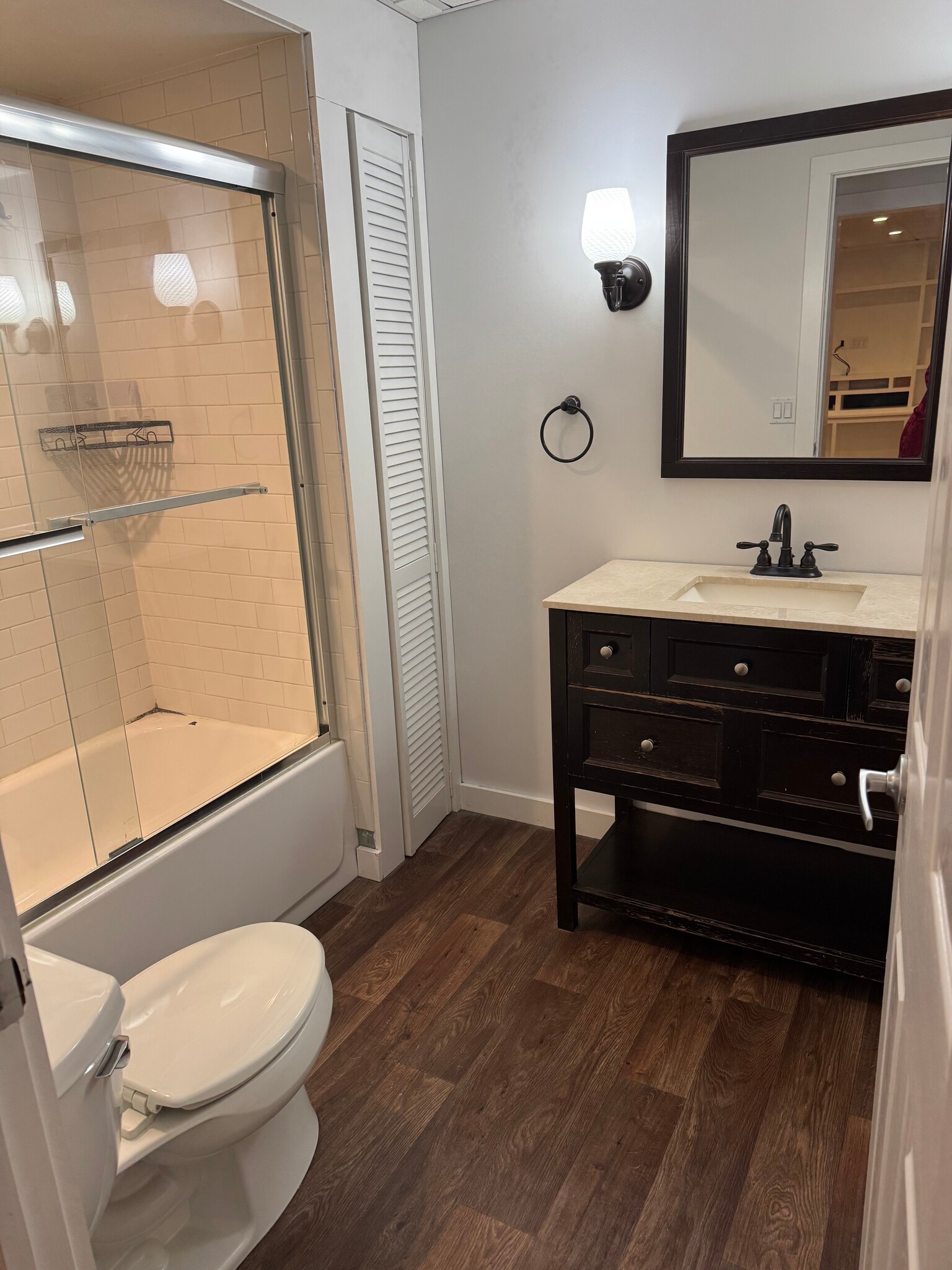 Full tub and shower - 6 Yale Rd