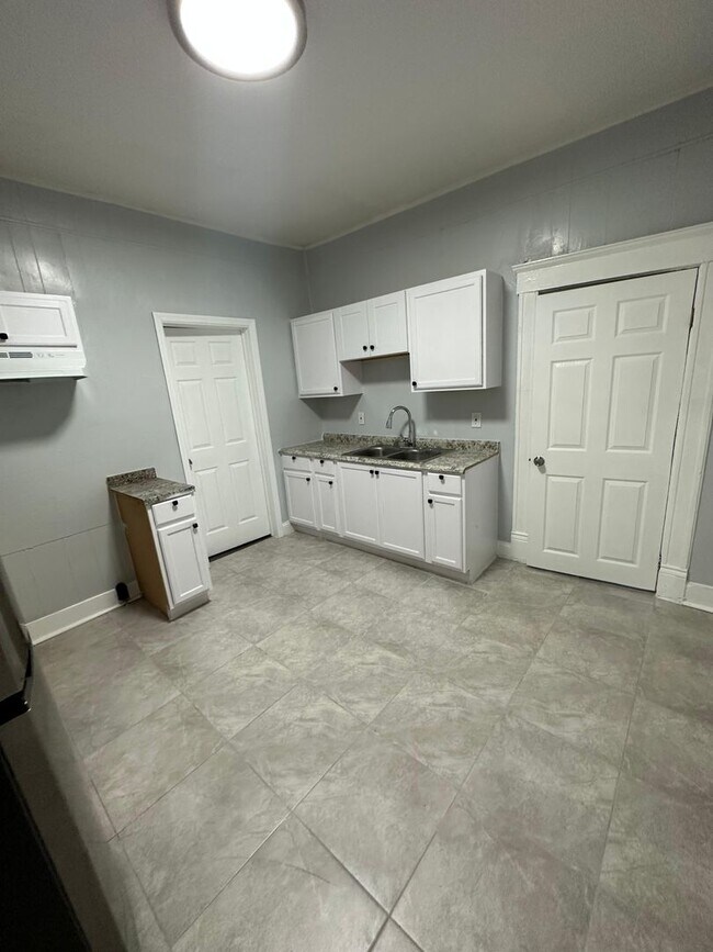 Building Photo - Fully Renovated 2/1 -Single Family Availab...