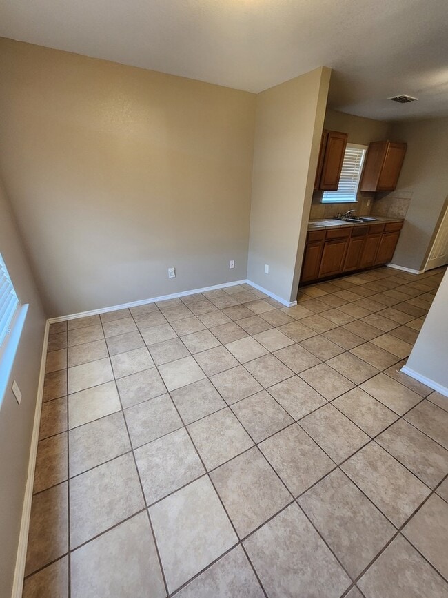 Building Photo - 3 bed 2 bath 1 car garage