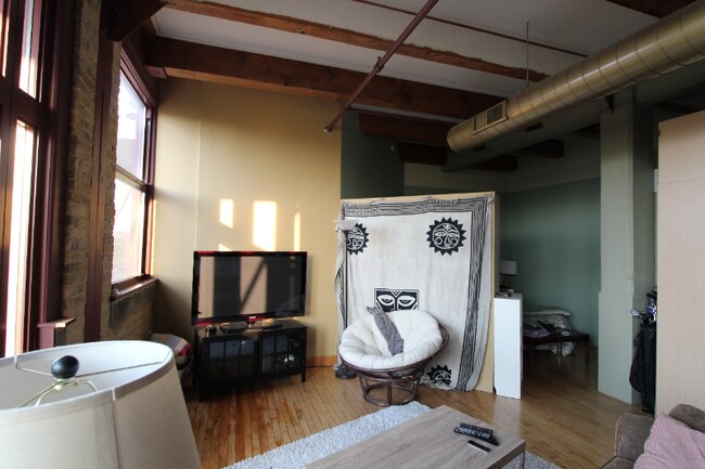 Building Photo - 215 W Maple St