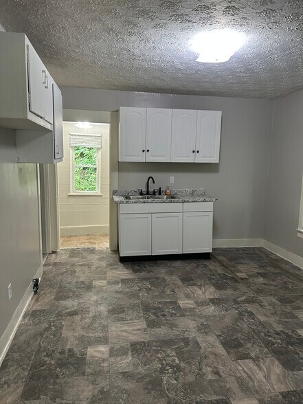 Building Photo - 2484 Lagonda Ave