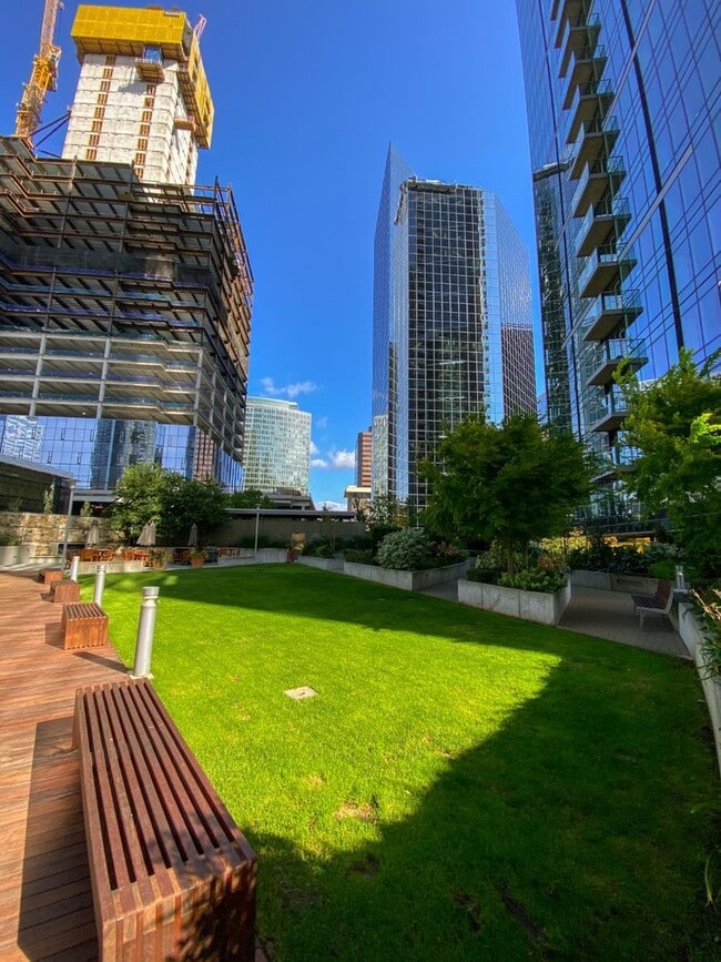 Building Photo - 1bd/1.5ba Bellevue Condo