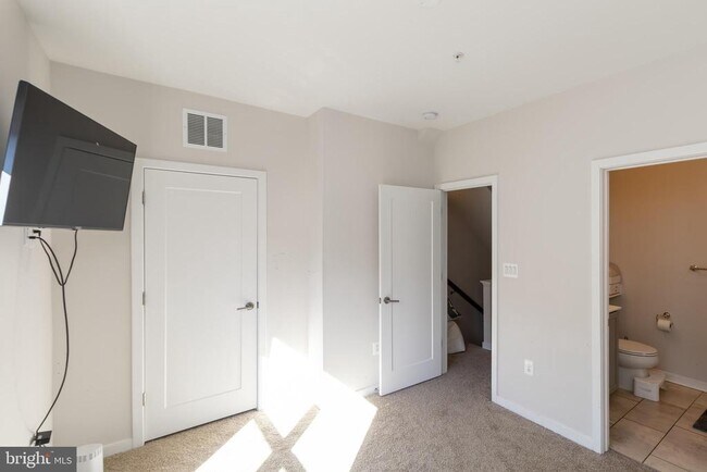 Building Photo - 935 Sycamore Dr SE