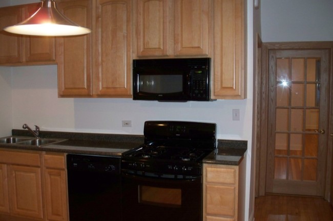 Kitchen - 3626 N Leavitt St