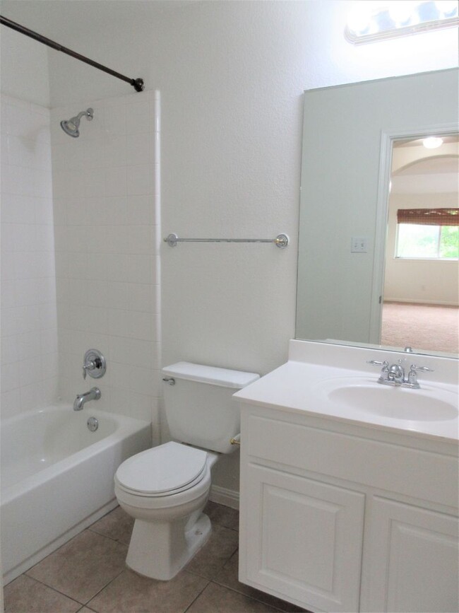Building Photo - Large 4-bedroom with Office in the Estates...