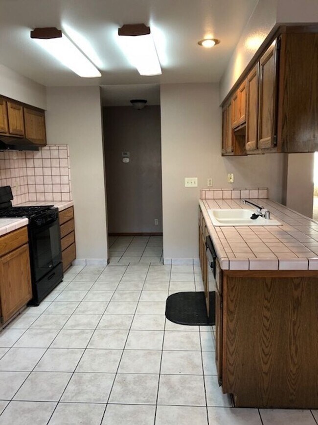 Building Photo - 980 Lakewood Dr