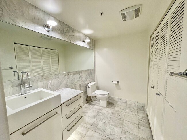 Building Photo - 1,600 sqft 2-Level SOMA 1BD+2 Bonus Rooms+ 1.5BA Loft! 2 Car Pkg! Laundry! Balcony! -PROGRESSIVE