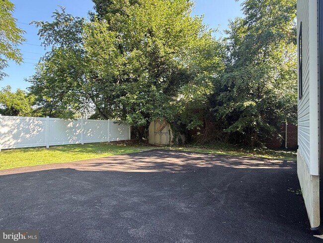 Building Photo - 132 Yale Ave