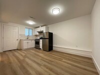 Building Photo - Nice and clean 1 bedroom and 1 bathroom pr...