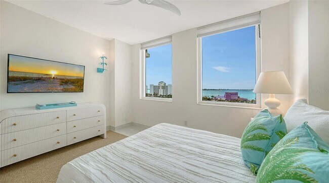 Building Photo - 800 N Tamiami Trl