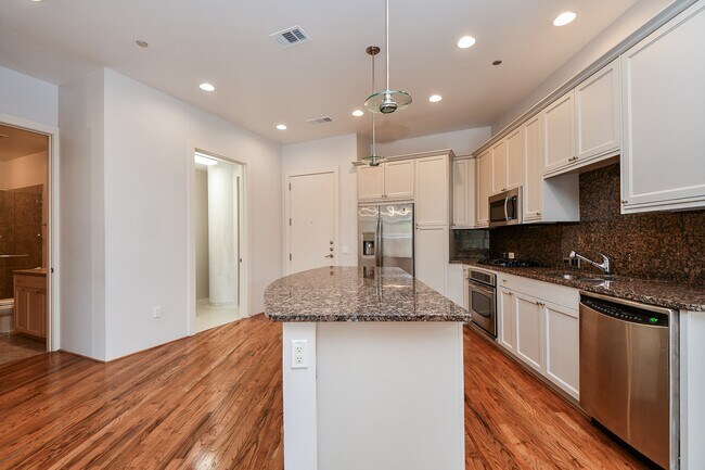 Building Photo - 5005 Hidalgo St