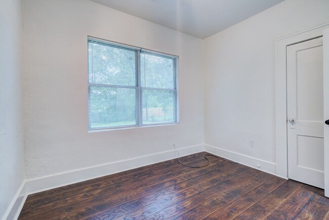 Building Photo - 1328 NE 8th St