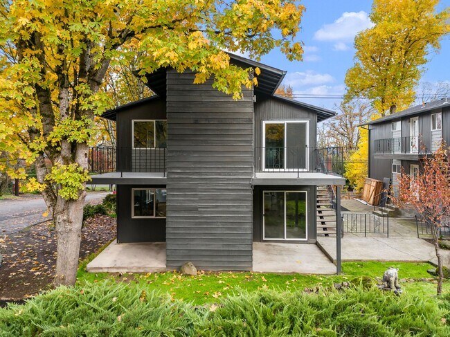 Building Photo - Charming, newly renovated West Linn apartment