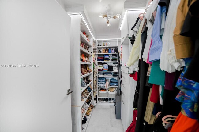 Building Photo - 1900 N Bayshore Dr