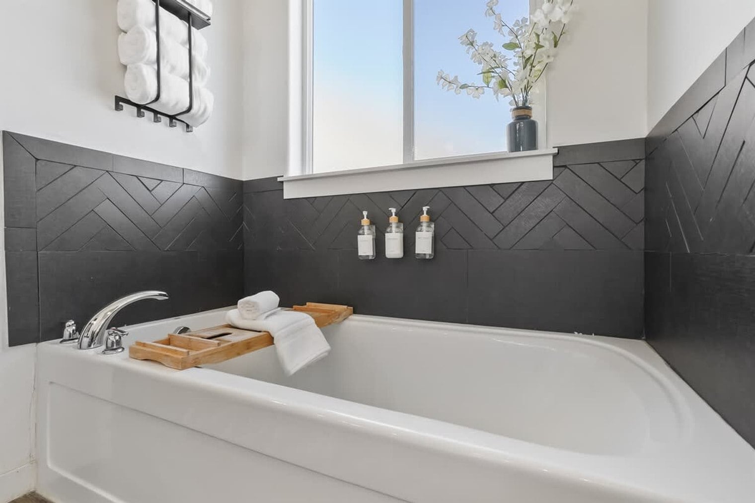 Building Photo - 304 Cliff Swallow Ave