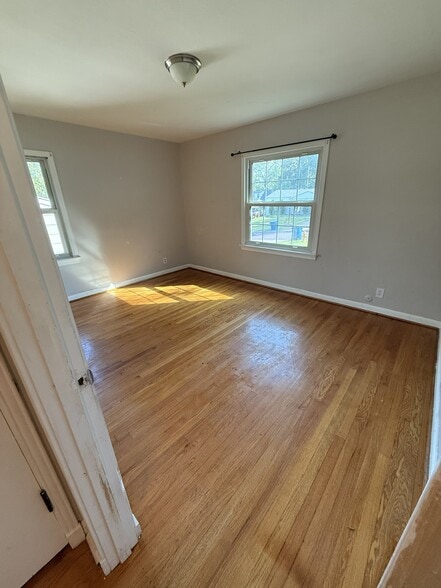 Building Photo - 6915 Foxcroft Dr