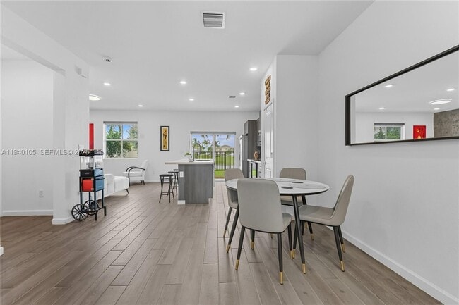 Building Photo - 805 SE 18th St