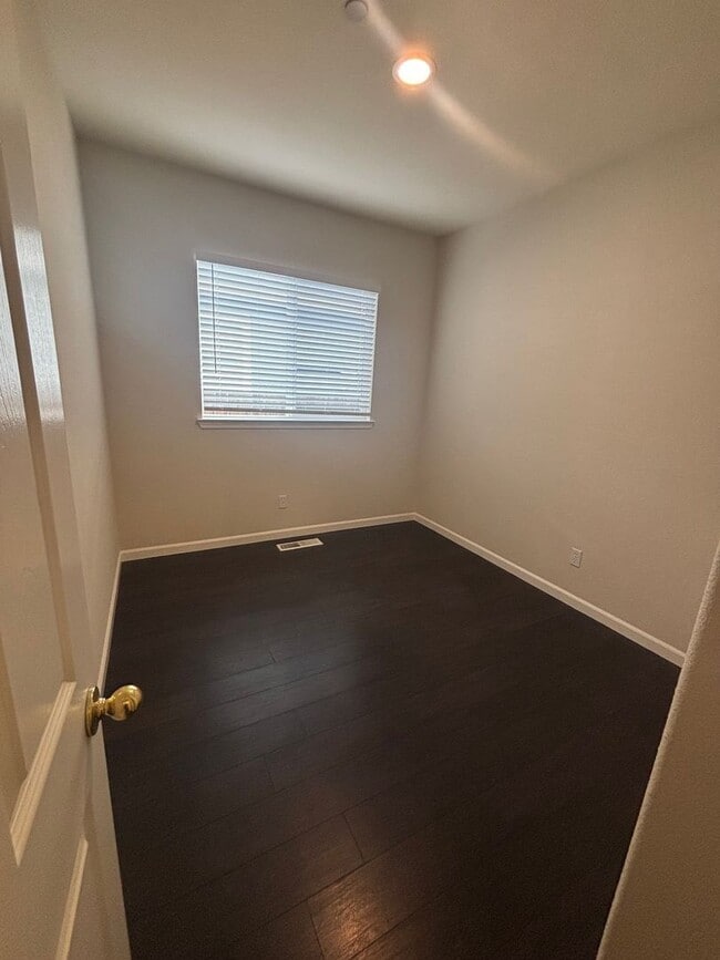 Building Photo - Single level 3 bedroom 2 bathroom home in ...