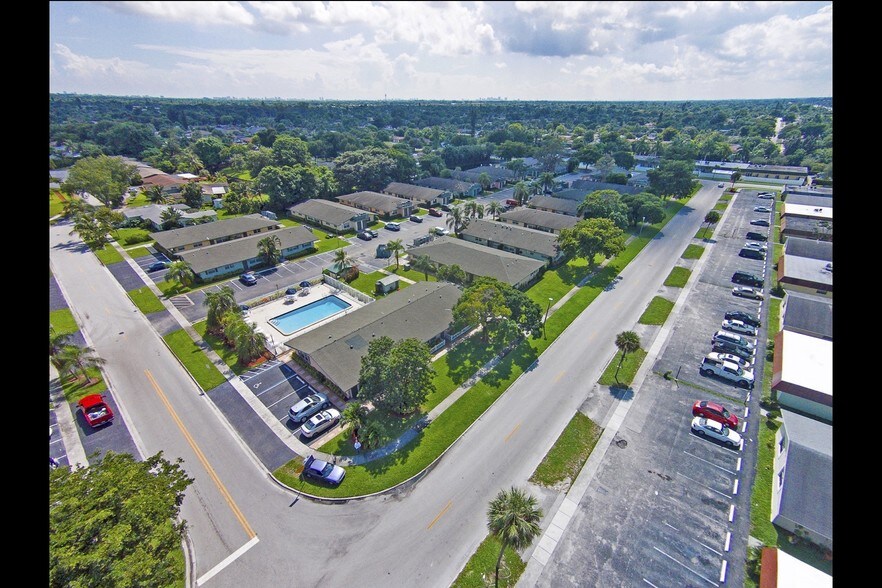 Aerial Photo - Waterford Villas - 551-678 Kathy Ct Margat...