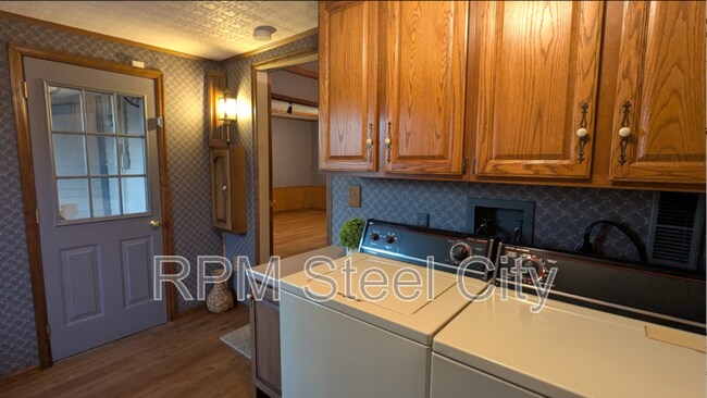 Building Photo - 512-512 1/2 W 10th St