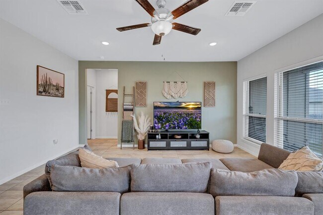 Building Photo - 717 Friar Tuck Dr