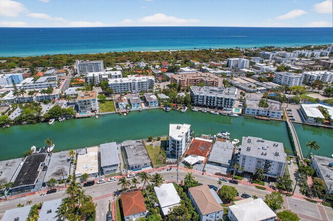 Building Photo - 8125 Crespi Blvd