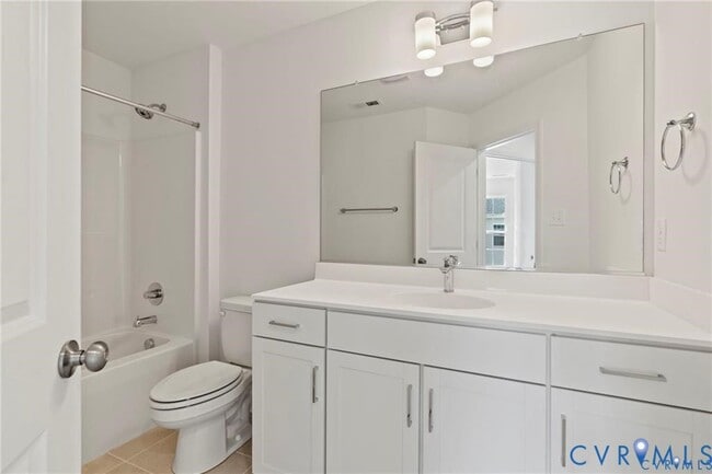 Building Photo - 13800 Village View Dr