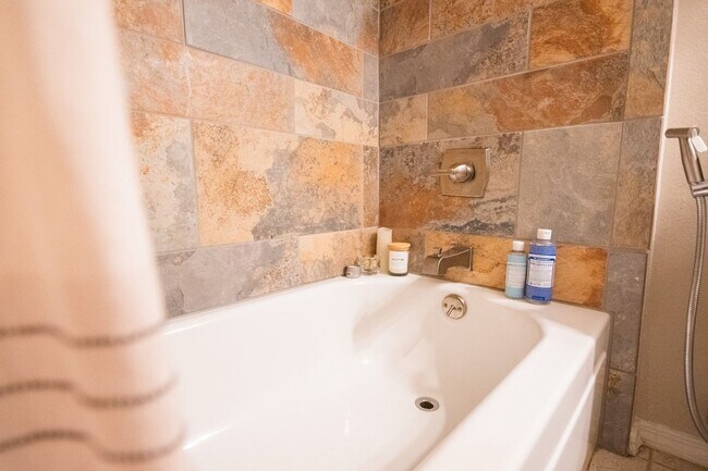 Building Photo - BEAUTIFUL 4 BEDROOM / 3 BATH HOME IN LAFAY...