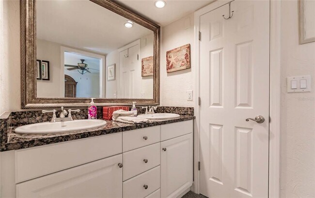 Building Photo - 1207 E Peppertree Dr