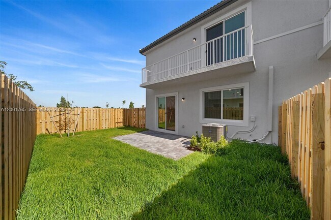 Building Photo - 715 SE 15th St