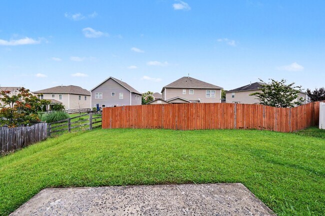 Building Photo - Spacious 4BR Home with Fenced Yard in University City!