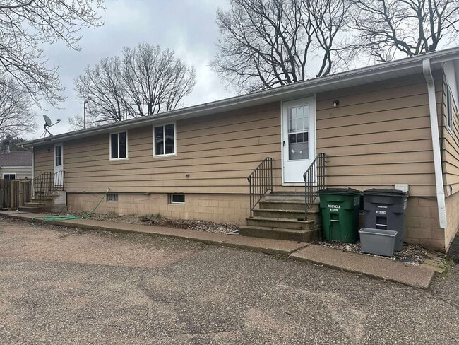 Building Photo - Remodeled Two Bedroom Duplex