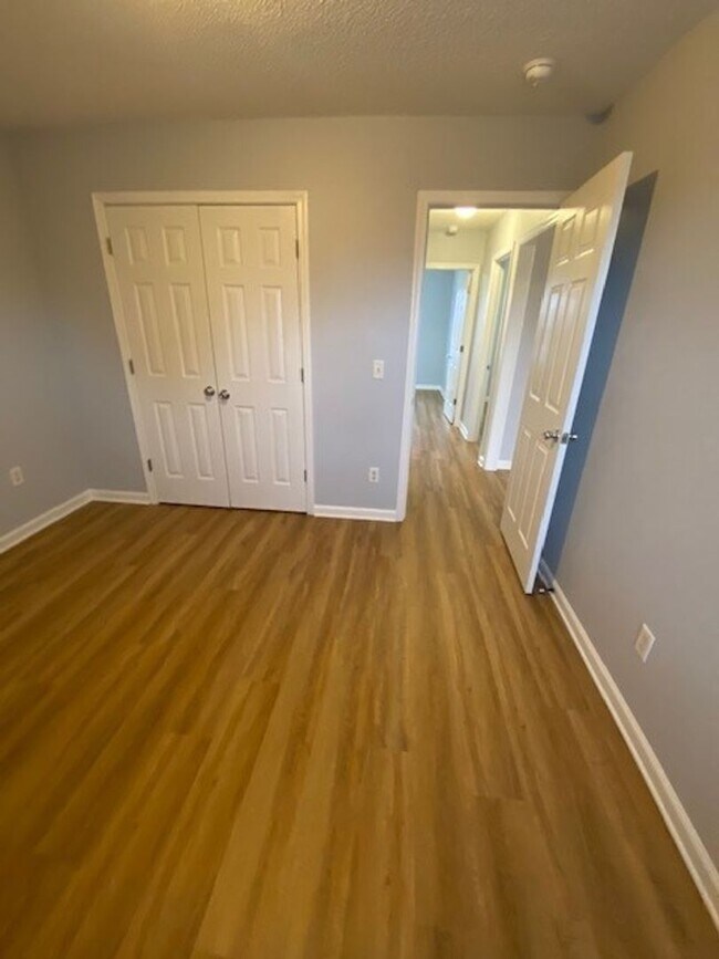 Building Photo - Welcome to this beautiful 4 bedroom, 2 bathroom home located in the desirable area of Wilmington,...