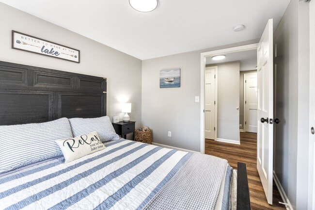 Building Photo - Fully Furnished 3 Bedroom Lakefront Home o...