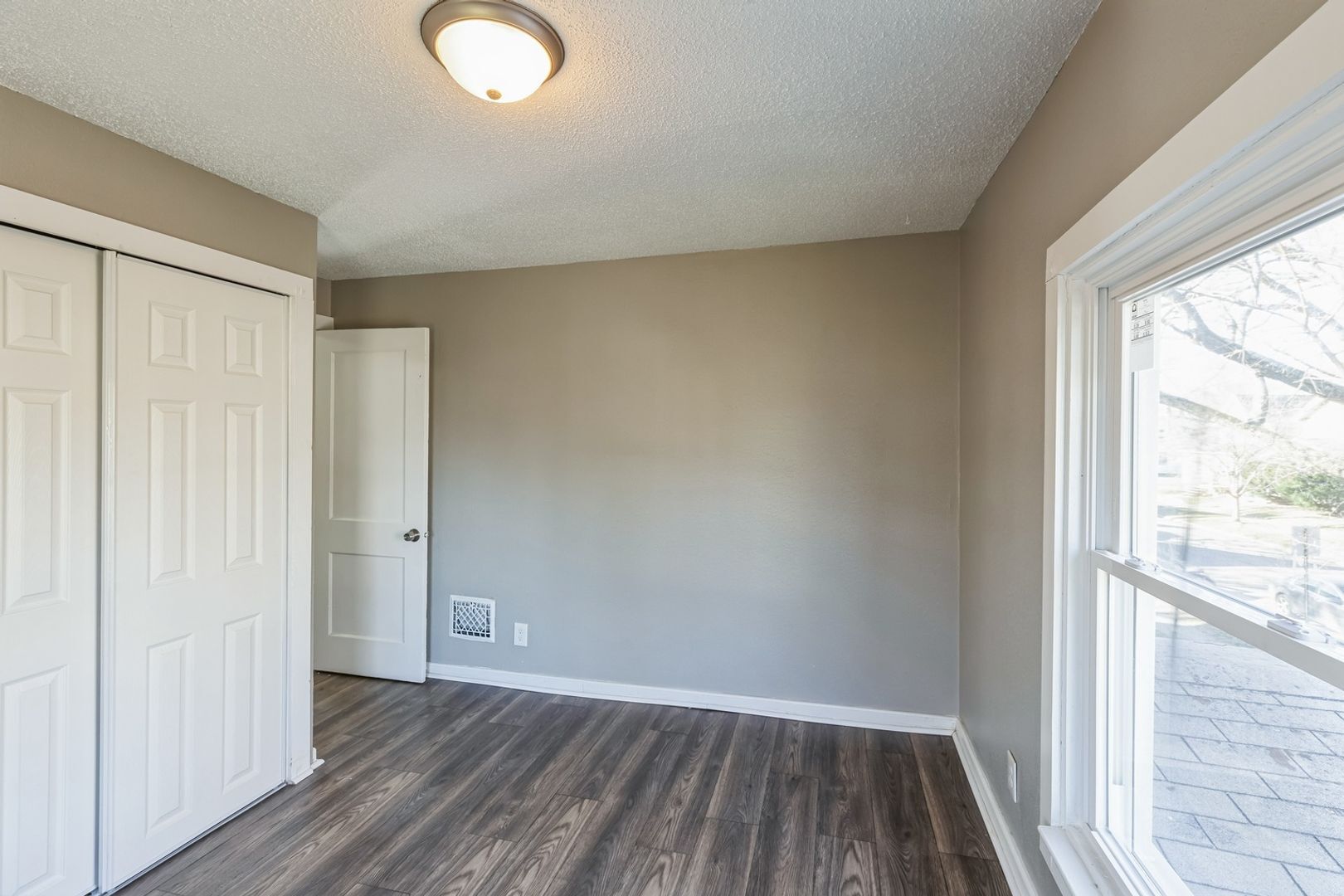 Building Photo - 1573 Jermain Dr
