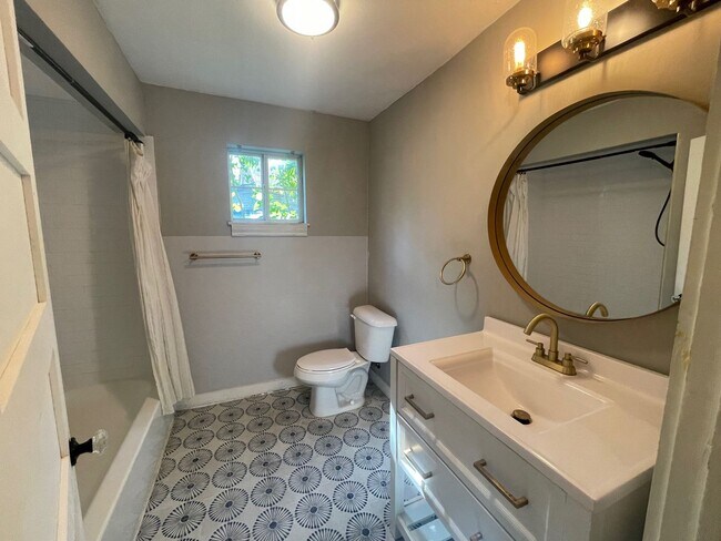Building Photo - Woodlawn Gem!!