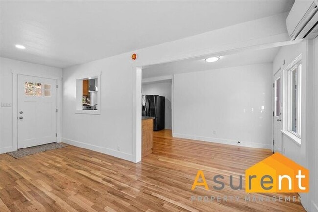 Building Photo - Jacksonville Home with in home office internet included.